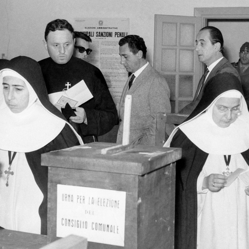 Alberto Sordi vota alle elezioni comunali. 6 novembre 1960. Parma